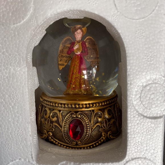 New in box 2010 Macy's angel musical water globe - Picture 1 of 7